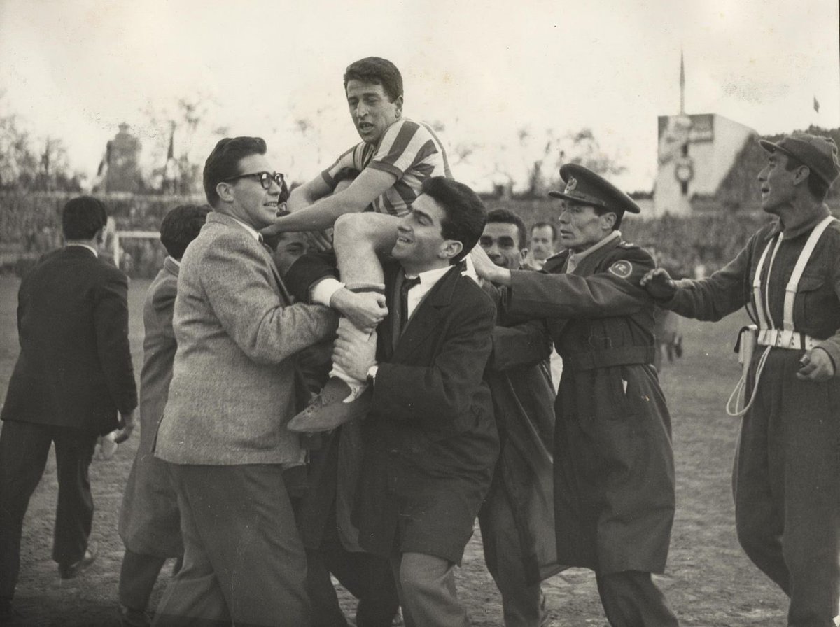 rijedakk's tweet photo. 1/
Rarely seen photos from the Nice archives
European Cup 1959-60, last 16 
Fenerbahçe vs OGC Nice: three matches in three countries. 

2/
Istanbul, 19 Nov 1959: Fenerbahçe 2–1 Nice (Can Bartu, Şeref Has).
Nearly 30,000 in the stands, and the French press praised the "fiery but gentlemanly" Turkish crowd.
Before the match, a girl in traditional Niçoise costume presented flowers and a hat to the Fenerbahçe captain.

3/
Nice, Stade du Ray, 3 Dec 1959: Nice 2–1 Fenerbahçe (Lefter pen).
With no away-goals rule, 3–3 on aggregate meant a play-off on neutral ground: Geneva, Stade des Charmilles, 23 Dec 1959.

4/
According to Milliyet, the pitch was waterlogged and the referee said "football cannot be played here". Nice asked for a postponement, but Fenerbahçe insisted on playing.

5/
Nice won 5–1 and went on to face Real Madrid. Fenerbahçe's first European Cup run ended in the mud of Geneva.

Archives Nice Côte d'Azur – Ville de Nice (3 Fi 338, Photographies officielles de l'OGC Nice, 1959)