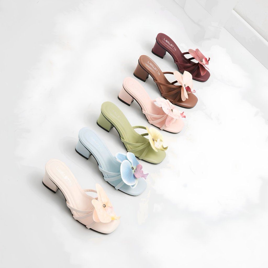 byaaulie's tweet photo. EH INI AKU BARU NEMU 😭😭 lagi scroll Shopee terus nemu heels Lavaletta, harganya 60 ribuan?? 😭💗 modelnya lucu-lucu banget, ada yang simple, ada yang bunga-bunga juga. Manis bangeeeet. 😭🫶🏻

https://t.co/3QRAnezCuh https://t.co/hVuDrPUbEP