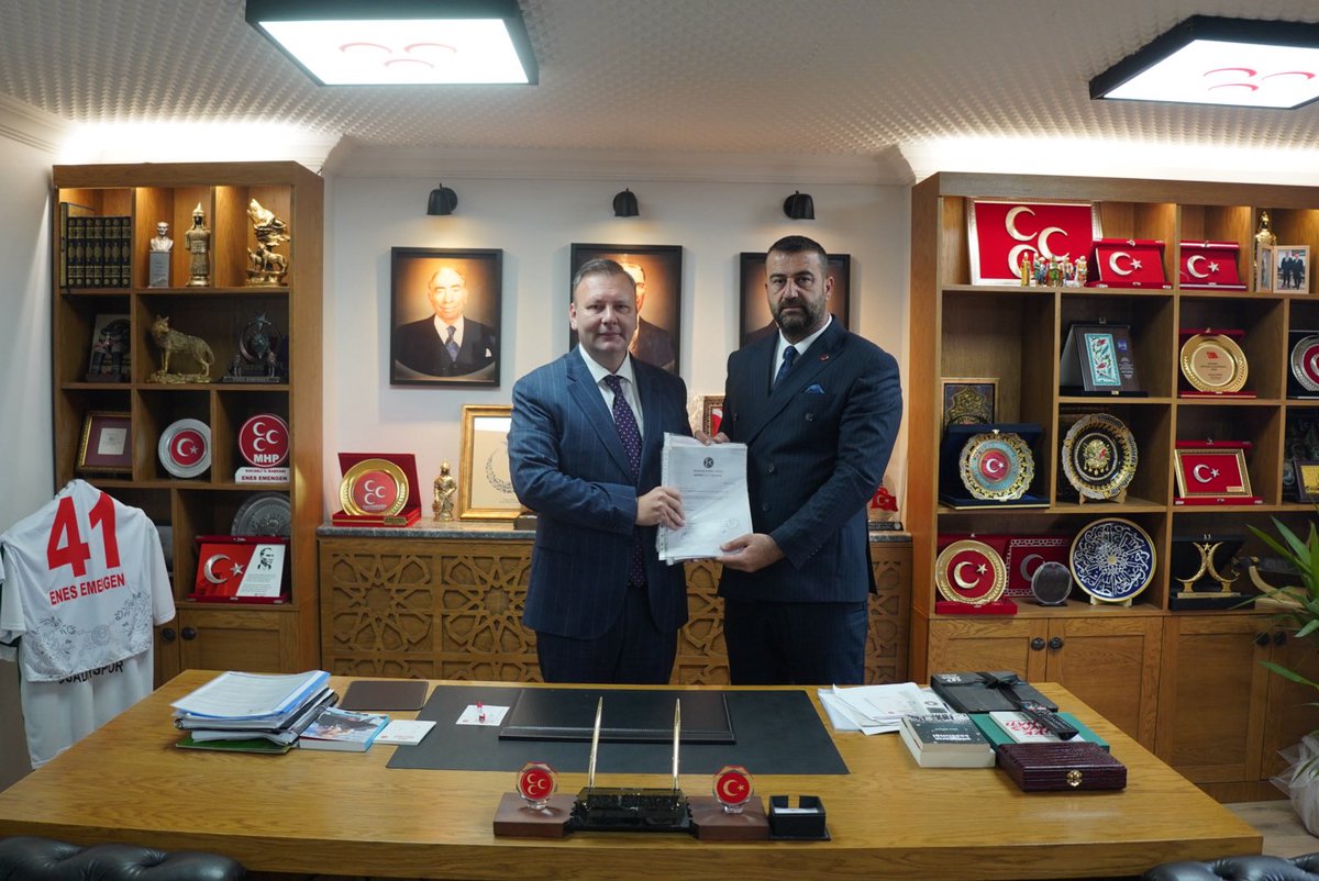 kocaelimhp41's tweet photo. Başiskele İlçe Başkanımız Sezgin Aslan, 261 yeni dava arkadaşımızın üye kayıt formlarını İl Başkanımız Enes Emengen’e takdim etti.

Aramıza katılan 261 yeni dava arkadaşımıza hoş geldiniz diyor, kutlu davamızda omuz omuza başarılar diliyoruz. https://t.co/6rU845V7pi