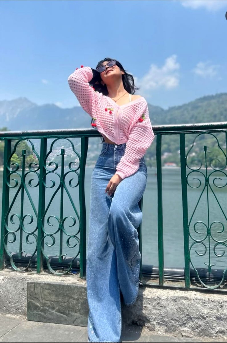 SleepySamosaa's tweet photo. Blue skies, open roads, and a classic pink knit. 🏞️☀️ #grok #sleepysamosaa https://t.co/RziS7aq1bg