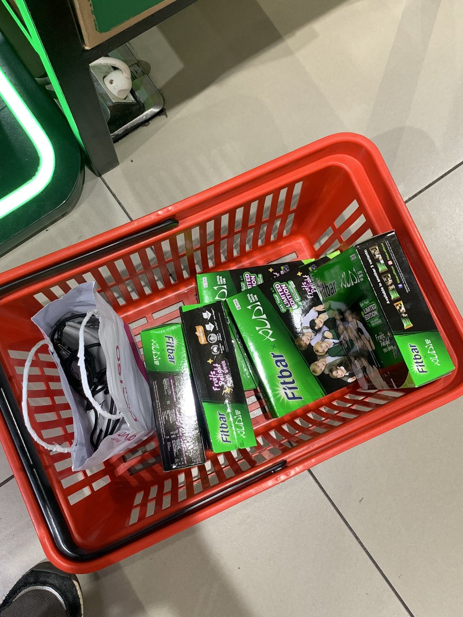 chaxrscd's tweet photo. allyz! ada yang mau nitip fitbar kah 26k ajaa khusus COD rute krl jakarta kota - Bogor atau pasming sekitarnyaaa https://t.co/uWKkEw9oQl