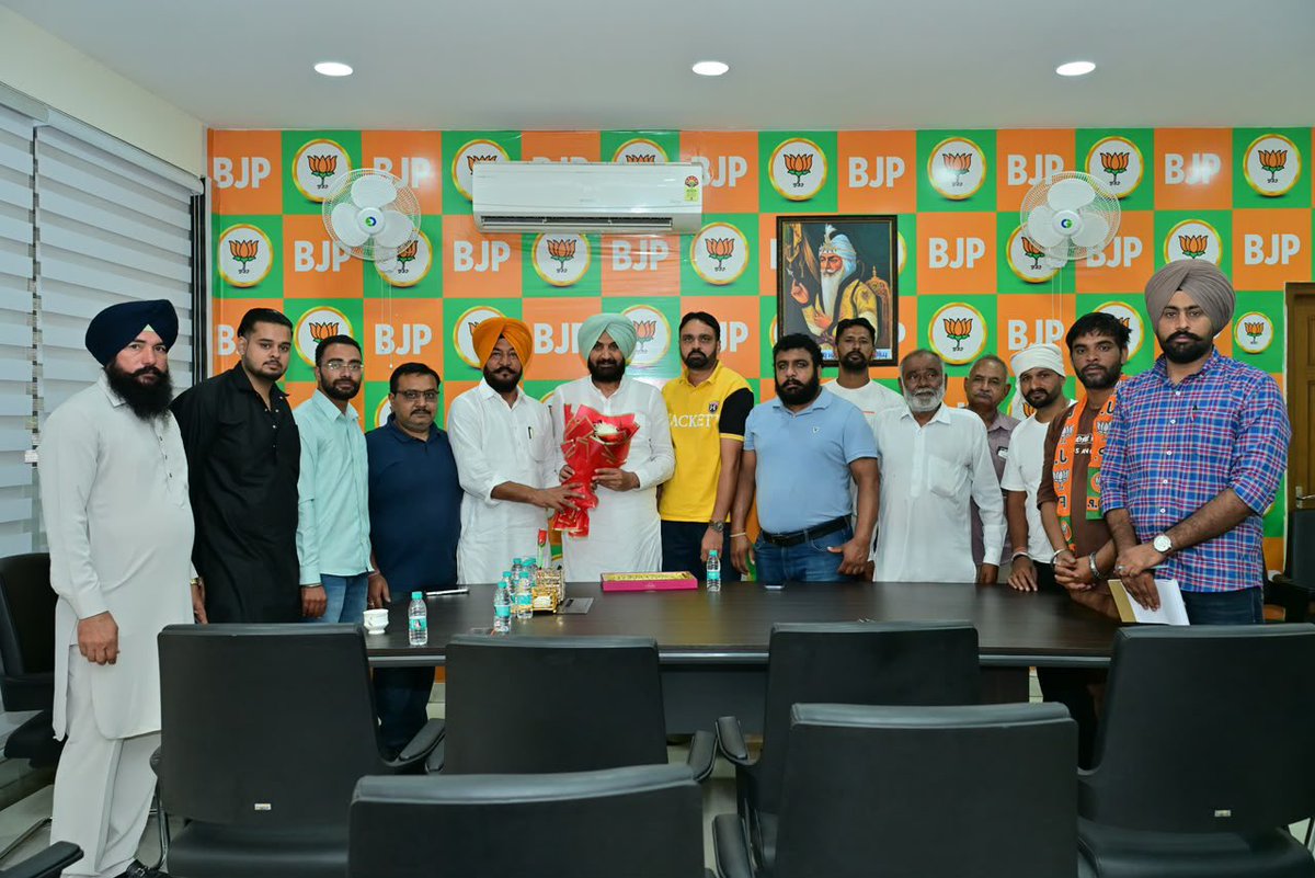 Rsgillofficial's tweet photo. ਸਾਡੇ ਬਹੁਤ ਹੀ ਸਤਿਕਾਰਯੋਗ ਜਗਤਾਰ ਸਿੰਘ ਸਿੱਧੂ ਜੀ ਨੂੰ ਕਿਸਾਨ ਮੋਰਚਾ, ਭਾਜਪਾ ਪੰਜਾਬ ਦੇ ਸੈਕਟਰੀ ਬਣਨ ’ਤੇ ਹਾਰਦਿਕ ਸ਼ੁਭਕਾਮਨਾਵਾਂ ਭੇਟ ਕੀਤੀਆਂ। ਇਸ ਮੌਕੇ ਜਗਤਾਰ ਸਿੰਘ ਸਿੱਧੂ ਜੀ ਆਪਣੇ ਸਾਥੀਆਂ ਸਮੇਤ ਉਚੇਚੇ ਤੌਰ ’ਤੇ ਮੇਰੇ ਦਫ਼ਤਰ ਪਹੁੰਚੇ ਅਤੇ ਮਿਲੀ ਨਵੀਂ ਜ਼ਿੰਮੇਵਾਰੀ ਲਈ ਉਨ੍ਹਾਂ ਨੂੰ ਵਧਾਈ ਦਿੱਤੀ।
#RanjitSinghGill #Kharar https://t.co/0KcE88ie4h
