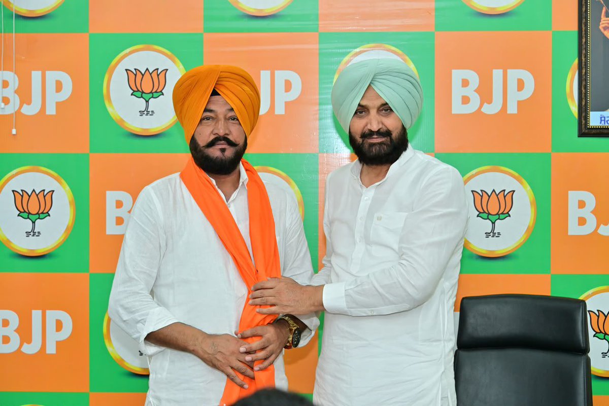 Rsgillofficial's tweet photo. ਸਾਡੇ ਬਹੁਤ ਹੀ ਸਤਿਕਾਰਯੋਗ ਜਗਤਾਰ ਸਿੰਘ ਸਿੱਧੂ ਜੀ ਨੂੰ ਕਿਸਾਨ ਮੋਰਚਾ, ਭਾਜਪਾ ਪੰਜਾਬ ਦੇ ਸੈਕਟਰੀ ਬਣਨ ’ਤੇ ਹਾਰਦਿਕ ਸ਼ੁਭਕਾਮਨਾਵਾਂ ਭੇਟ ਕੀਤੀਆਂ। ਇਸ ਮੌਕੇ ਜਗਤਾਰ ਸਿੰਘ ਸਿੱਧੂ ਜੀ ਆਪਣੇ ਸਾਥੀਆਂ ਸਮੇਤ ਉਚੇਚੇ ਤੌਰ ’ਤੇ ਮੇਰੇ ਦਫ਼ਤਰ ਪਹੁੰਚੇ ਅਤੇ ਮਿਲੀ ਨਵੀਂ ਜ਼ਿੰਮੇਵਾਰੀ ਲਈ ਉਨ੍ਹਾਂ ਨੂੰ ਵਧਾਈ ਦਿੱਤੀ।
#RanjitSinghGill #Kharar https://t.co/0KcE88ie4h