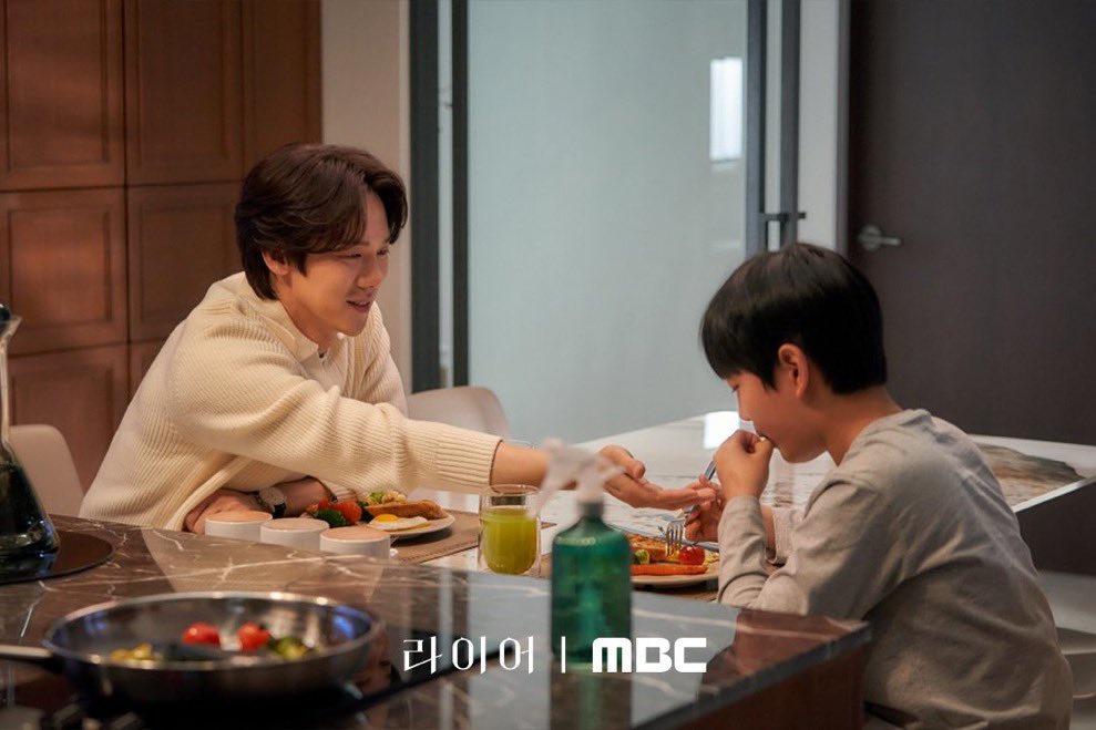 infodrakor_id's tweet photo. Di SBS jadi dokter bedah umum 
Di tipien jadi dokter anak
Di MBC jadi dokter bedah jantung mana duda lagi 

Padahal aslinya Dosen di bidang akting 😭😭😭🤟🏻

Yoo Yeon Seok: jadi dokter jalur kdrama https://t.co/5UGSKmFAws