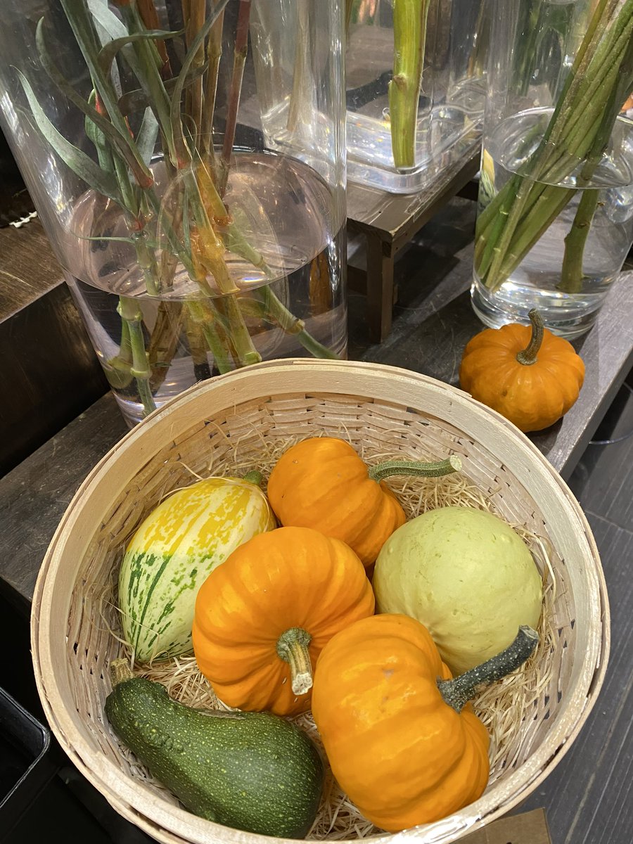 flower_8739's tweet photo. 秋めいた色味のお花がたくさん入荷しています🥰🍂

色々な形のカボチャも入ってきました！
ぜひ店内ご覧に来てみて下さい🎃🍪♩
#ハナサク本店　#仙台花屋 https://t.co/lymSZTIKNl