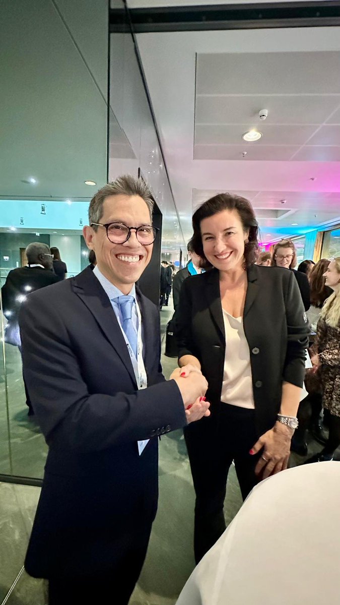 EmbaMexAle's tweet photo. Con la ministra @DoroBaer en el encuentro de otoño del @BMFTR_Bund, espacio de diálogo sobre las prioridades alemanas en ciencia, tecnología e innovación. México y Alemania continúan fortaleciendo sus vínculos y oportunidades de cooperación científica. #DiplomaciaCientíficaMX https://t.co/GmhTrMlAYq
