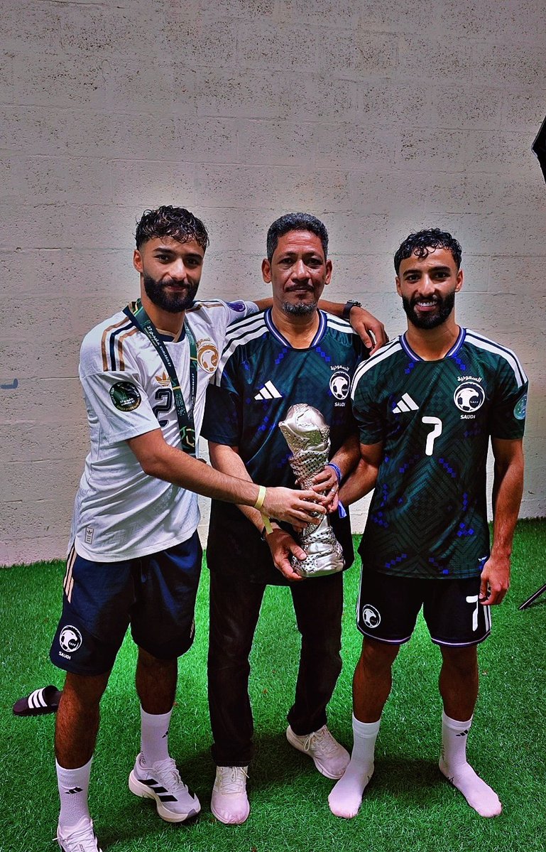 AlshamatW's tweet photo. الحمدلله دائما وابدا 💚🤍🇸🇦💚🤍
الف مبروك لنا جميعا بطولة خليجي 27 🇸🇦
رجال وعدتم وأوفيتم 💪🇸🇦🇸🇦💪
#خليجي٢٧ 
#منتخب_السعودية 
#ابوالشامات https://t.co/nJetFzcltH