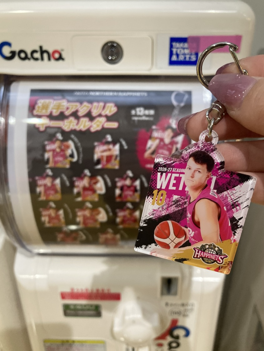 akitanh_goods's tweet photo. ＼ただいま設営中🚚💨／
明日10/8(木)はホーム川崎戦🏀

【カプセル】商品から『アクリルキーホルダー』と『缶バッジ』の2種類が登場🎵
何が出るかは開けてからのお楽しみ✨

カプセルトイマシンにて販売！
両替も行っていますので、お気軽にスタッフまでお声がけください🤗

#akitanh @AKITA_NH https://t.co/YGpqqCD7PN