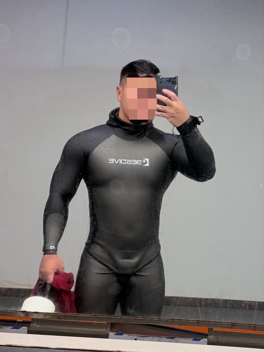 53ul4RwQX9xpxwE's tweet photo. 喜欢穿湿衣下水，或者打湿以后也觉得很涩涩。感觉同频的人很少 https://t.co/A5fbTg8uGc