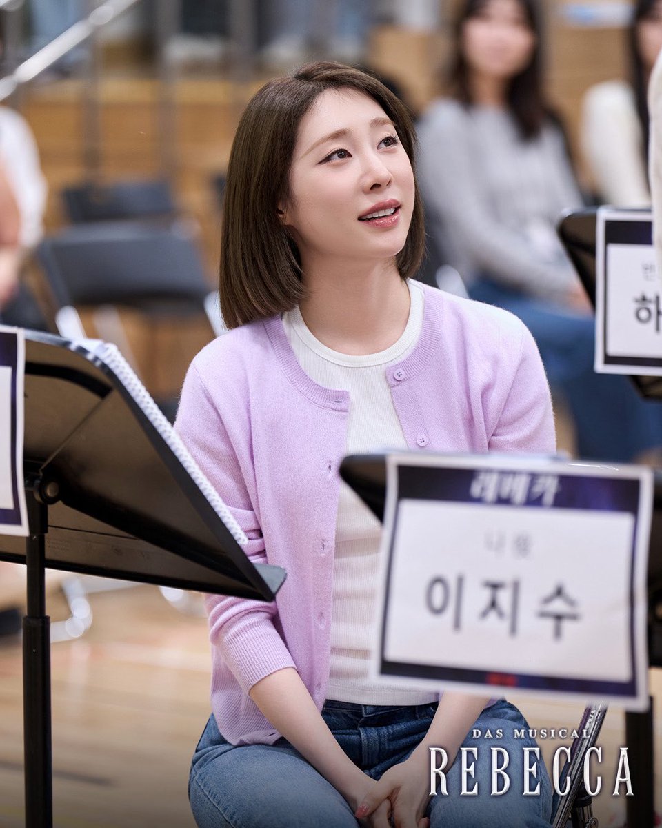 emk_musical's tweet photo. 𝟐𝟎𝟐𝟔 𝐌𝐮𝐬𝐢𝐜𝐚𝐥 𝐑𝐄𝐁𝐄𝐂𝐂𝐀
⠀
수없이 보아도 다시 빠져들
완벽한 무대를 향한 첫걸음,
뮤지컬 <레베카> 상견례 현장 스케치 공개🔥
⠀
완벽함을 넘어선 최고의 뮤지컬
#뮤지컬 #레베카
2026.11.24~2027.3.14 충무아트센터 대극장 https://t.co/mURd8e6cCD
