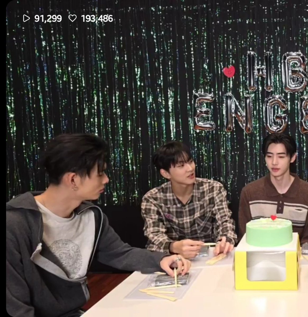 sunoolove7's tweet photo. The space between wonie and niki says it clearly... HEESEUNG IS SOOOOOOO BACKKKKKKK https://t.co/nygsrG1OBQ