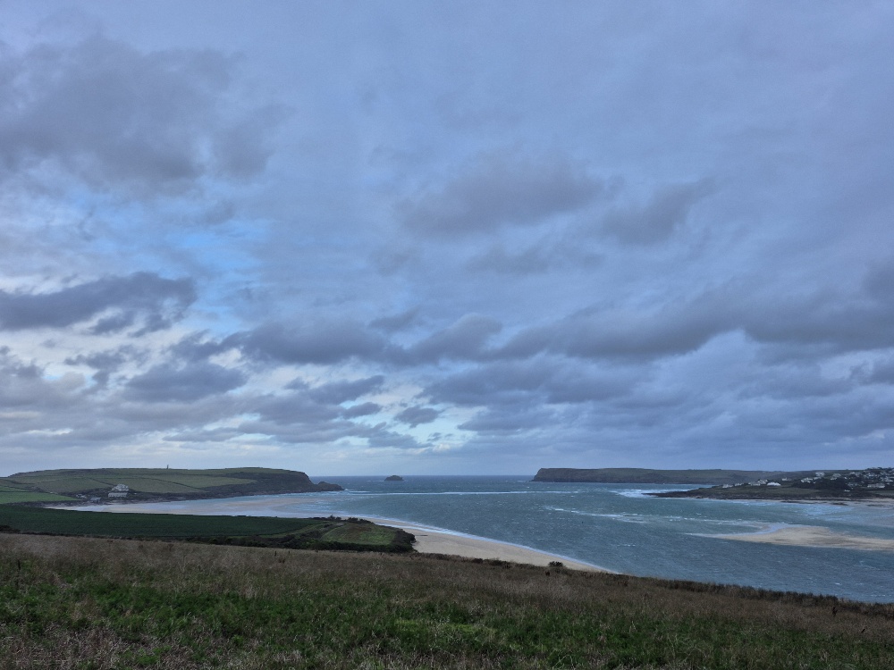 QuayArtPadstow's tweet photo. Lots of cloud today #TrigTrol #Padstow #NorthCornwall #TheCamelEstuary #Rock #StillAGreatView
@Westcountry @WendyMounce @Cornwall_Coast
@Devon_Cornwall @iloveukcoast @Intocornwall
@ILoveCornwallUK @Cornishreview @Cornish_Review https://t.co/khAd9u9puj