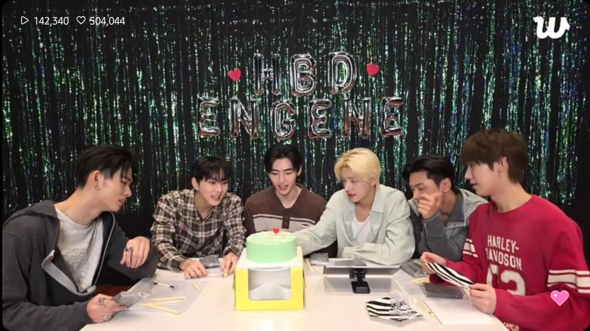dadanoona's tweet photo. meron din naman palang ganda ang buhay pwede nang mangarap

i'm spending my first bday as an engene (and a kpop stan) with these cuties 🥹 https://t.co/8YC9O0KqhC
