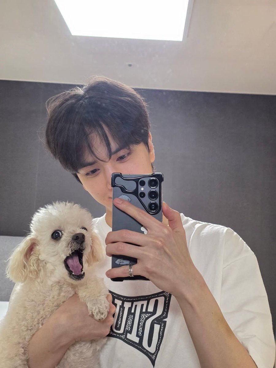 BartenderFinn's tweet photo. @Cheers2Jeemin Kiri versi hewan, kanan versi orang. https://t.co/cA7rETf1wr