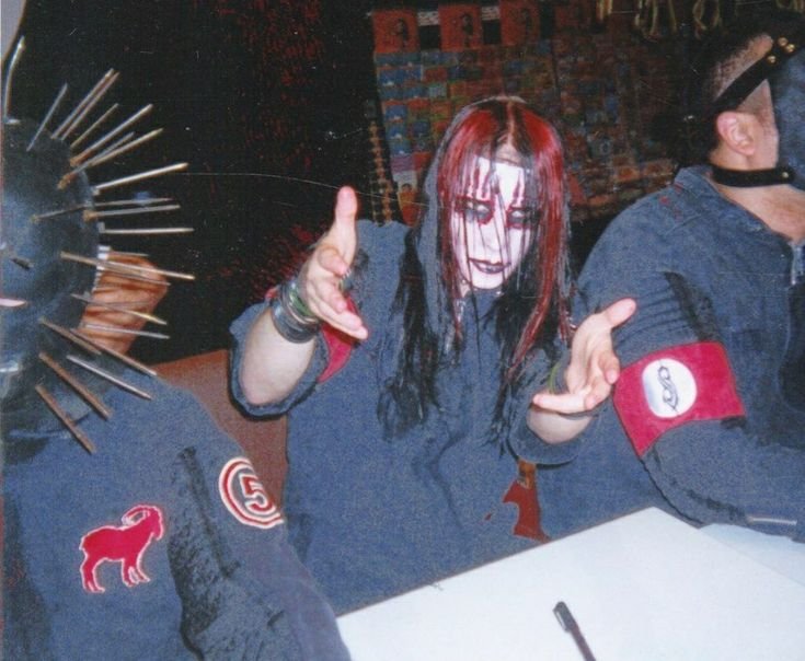 euamocarambolas's tweet photo. eu amo ver vídeos do Joey Jordison pq TUDO que esse homem faz lembra muito Alê. TIPO OLHEM PRA ELE https://t.co/noJ6dOEQzi