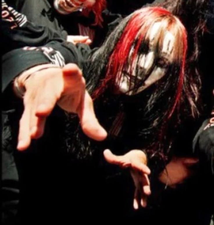 euamocarambolas's tweet photo. eu amo ver vídeos do Joey Jordison pq TUDO que esse homem faz lembra muito Alê. TIPO OLHEM PRA ELE https://t.co/noJ6dOEQzi