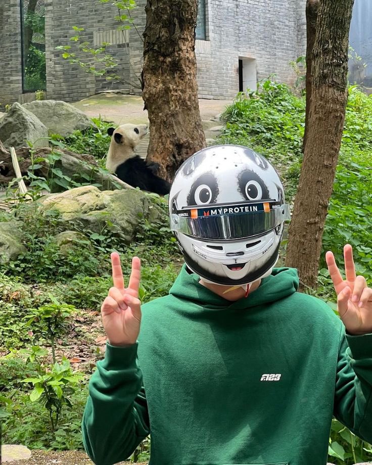 cantverstopim's tweet photo. One thing about Alex Albon is his special helmet reveal is alway going to EAT https://t.co/8FMvPXczs4