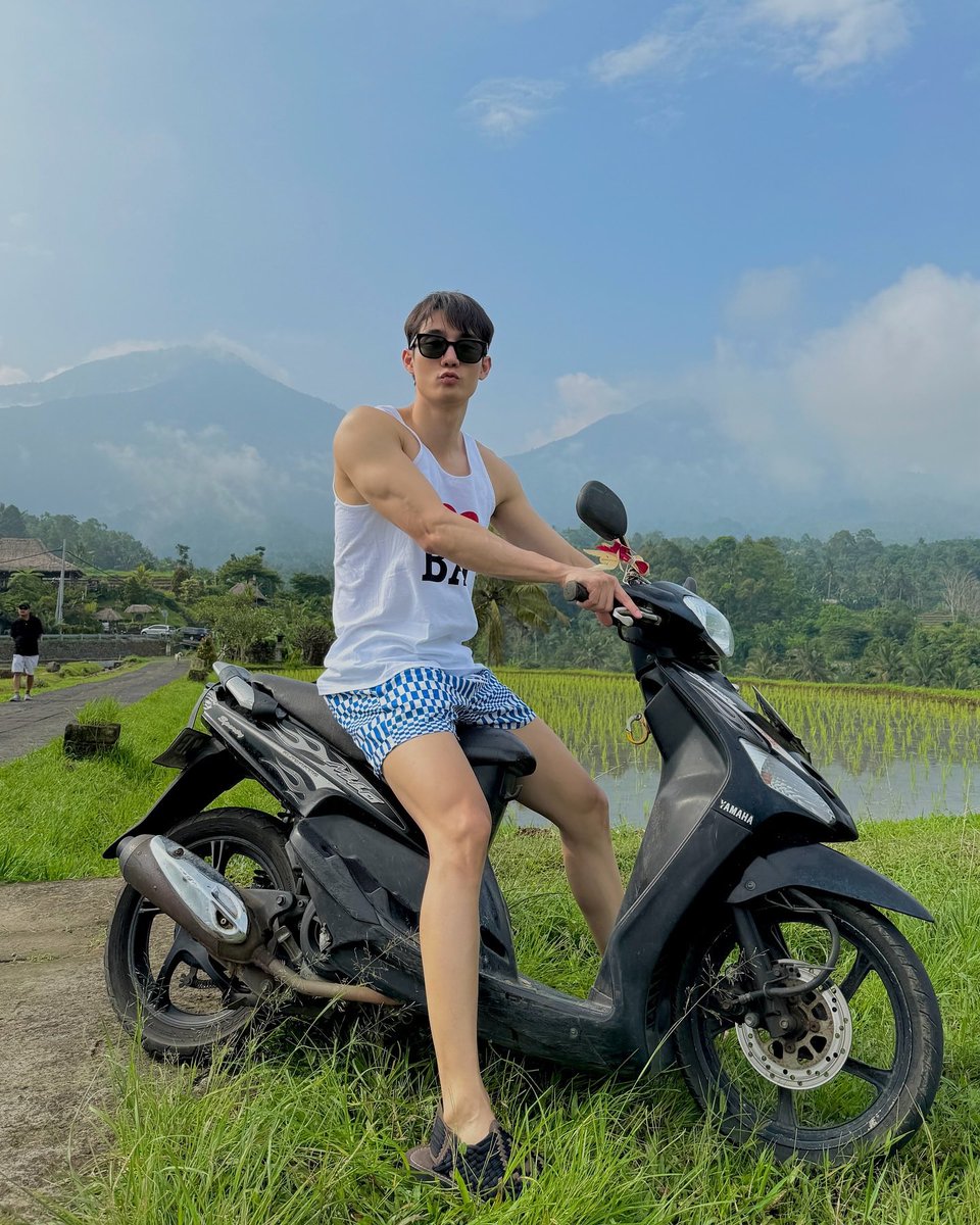 Spkasibook's tweet photo. หนุ่มบ้านไร่                                 หวานใจไฮโซ https://t.co/7jZpXvRN0Y