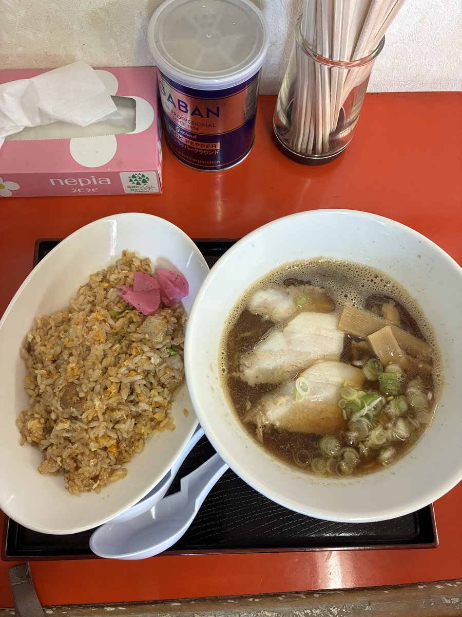 tomoakikitada's tweet photo. 青森市のお弁当屋さん。
大森馬鹿の店
ここの店長さん、実は知る人ぞ知る伝説的なラーメン屋さんである。
その人がついにラーメンを提供し始めた。
ラーメン850円、チャーハン350円をいただいた。
青森市民ならば、このラーメンをおいしいと感じるチャーハンはまじでおいしいぞ。 https://t.co/sDtjJAQxaK