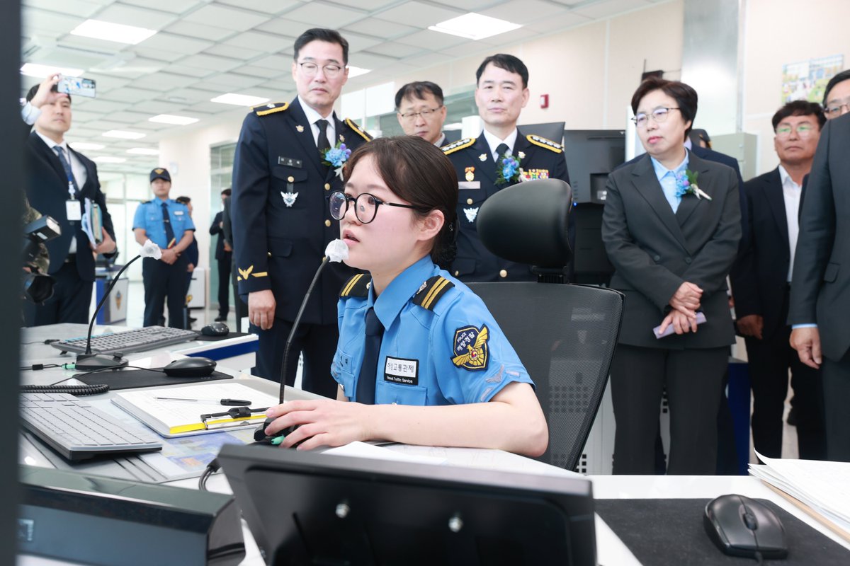 hamansik_kcg's tweet photo. 오늘(10월 7일), 포항광역 해상교통관제(VTS)센터 개국식에 참석했습니다.
포항광역 VTS 개국으로 항만 중심의 관제가 연안까지 확대되고, 동해·포항 광역 VTS 구축을 통해 해양경찰의 관제구역은 우리 영해의 56%까지 확대됩니다.
24시간 더욱 촘촘하게 바다를 살피고, 사고는 예방하며 재난에는 신속하게 대응하겠습니다.
#해양경찰 #포항광역VTS #해양안전