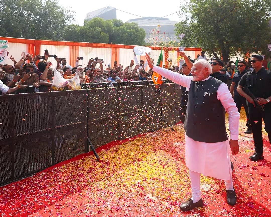 sunilbansalbjp's tweet photo. आज आदरणीय प्रधानमंत्री श्री Narendra Modi जी की 25 वर्षों की जनसेवा की यशस्वी यात्रा पर आयोजित ‘विकसित भारत संकल्प सभा’ में आदरणीय प्रधानमंत्री जी की गरिमामयी उपस्थिति में सम्मिलित हुआ।

‘जनसेवा से राष्ट्रसेवा’ के संकल्प के साथ प्रधानमंत्री जी ने देश के प्रत्येक वर्ग के सशक्तीकरण और राष्ट्र निर्माण को नई गति दी है।

हम संकल्पित हैं, हम सक्षम हैं—मिलकर ‘विकसित भारत’ के संकल्प को साकार करेंगे।

We Will Do It!

#25YearsOfSeva
