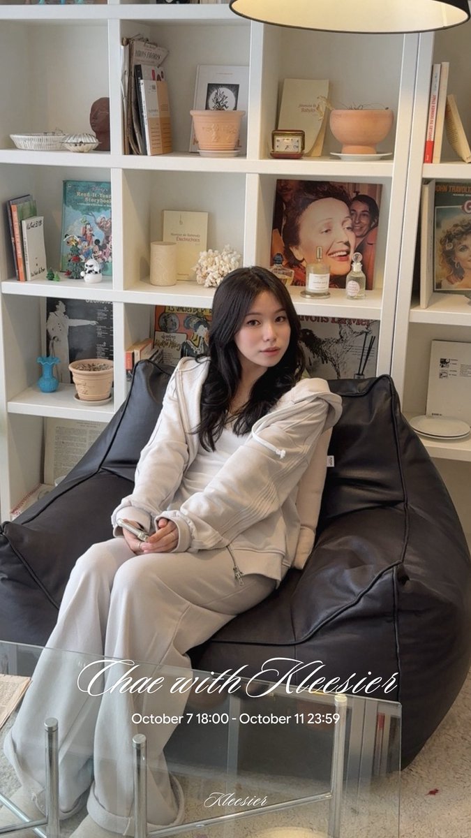 decarchive_'s tweet photo. [Chae X Kleesier]
#RT이벤트 추첨 2분께 Soft blush shirring top, Ivory 제품을 드려요!

📆10월 7일 (수) 18:00 - 10월 11일 (일) 23:59
https://t.co/sPRFzG5NoO

너무 좋아하는 클리시어에서 베스트셀러 09 셋업 26FW 뉴컬러가 나왔듬..♡ 

제가 직접 고른 후드 집업, 팬츠, 레더백��� 제 시크릿 링크에서만 30% 할인으로 만나볼 수 있어요🤎

후드 집업이랑 팬츠는 따로 입어도 활용도가 좋아서 편하게 입고 싶은 날에도, 조금 꾸미고 싶은 날에도 손이 많이 감
레더백까지 같이 매치하면 또 다른 느낌으로 너무 잘어울리고 예쁨 👼🏻