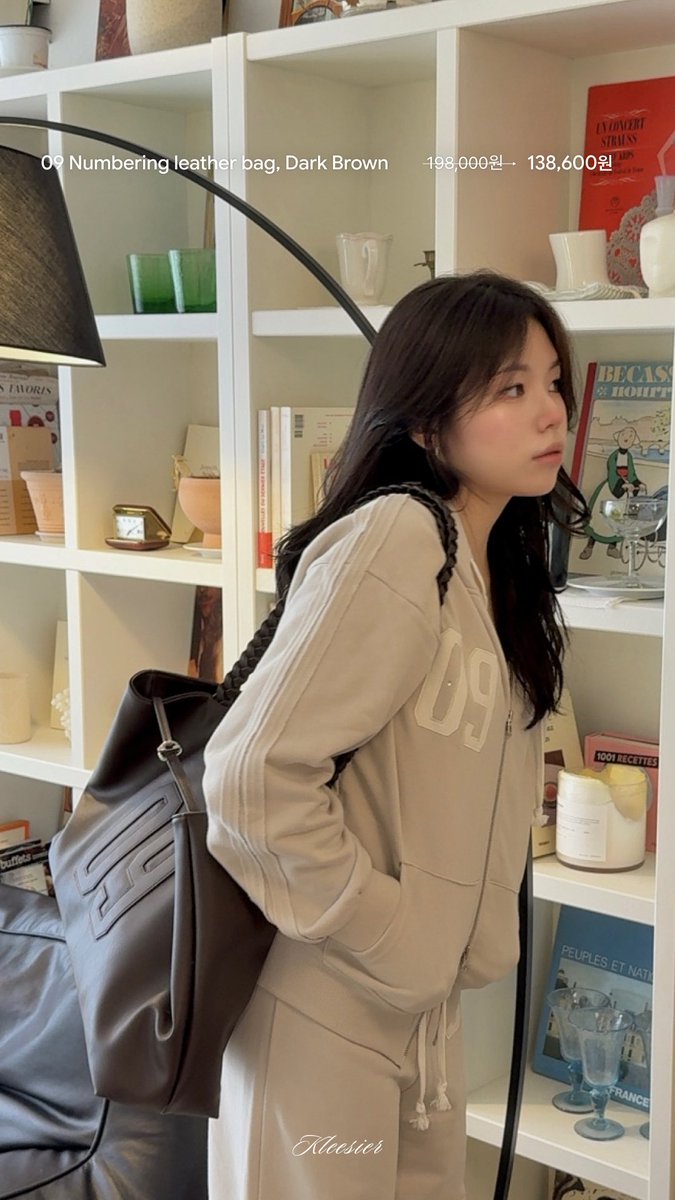 decarchive_'s tweet photo. [Chae X Kleesier]
#RT이벤트 추첨 2분께 Soft blush shirring top, Ivory 제품을 드려요!

📆10월 7일 (수) 18:00 - 10월 11일 (일) 23:59
https://t.co/sPRFzG5NoO

너무 좋아하는 클리시어에서 베스트셀러 09 셋업 26FW 뉴컬러가 나왔듬..♡ 

제가 직접 고른 후드 집업, 팬츠, 레더백��� 제 시크릿 링크에서만 30% 할인으로 만나볼 수 있어요🤎

후드 집업이랑 팬츠는 따로 입어도 활용도가 좋아서 편하게 입고 싶은 날에도, 조금 꾸미고 싶은 날에도 손이 많이 감
레더백까지 같이 매치하면 또 다른 느낌으로 너무 잘어울리고 예쁨 👼🏻