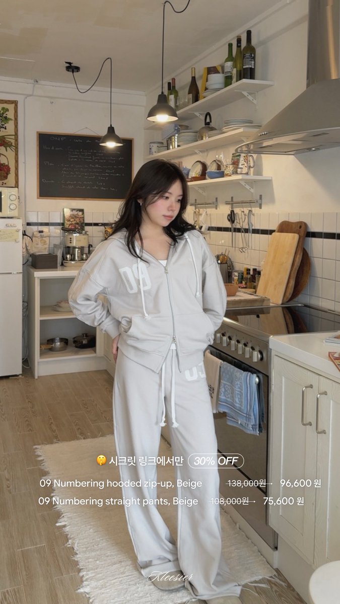 decarchive_'s tweet photo. [Chae X Kleesier]
#RT이벤트 추첨 2분께 Soft blush shirring top, Ivory 제품을 드려요!

📆10월 7일 (수) 18:00 - 10월 11일 (일) 23:59
https://t.co/sPRFzG5NoO

너무 좋아하는 클리시어에서 베스트셀러 09 셋업 26FW 뉴컬러가 나왔듬..♡ 

제가 직접 고른 후드 집업, 팬츠, 레더백��� 제 시크릿 링크에서만 30% 할인으로 만나볼 수 있어요🤎

후드 집업이랑 팬츠는 따로 입어도 활용도가 좋아서 편하게 입고 싶은 날에도, 조금 꾸미고 싶은 날에도 손이 많이 감
레더백까지 같이 매치하면 또 다른 느낌으로 너무 잘어울리고 예쁨 👼🏻