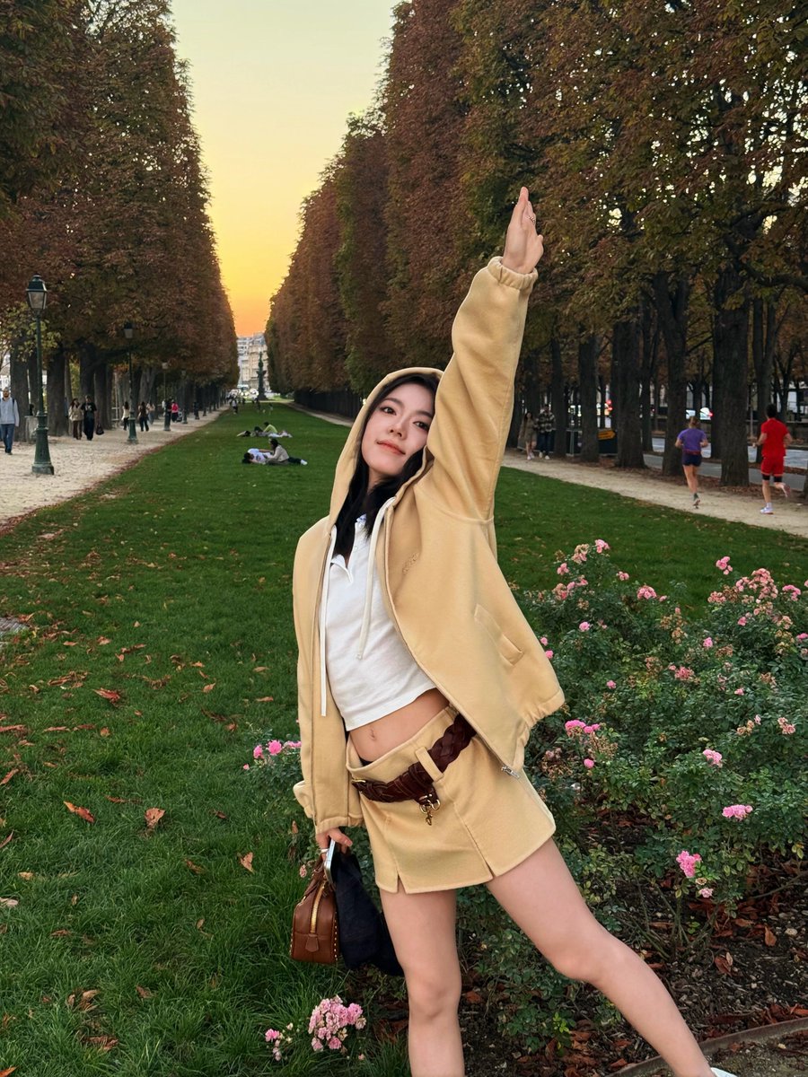 randmpersonjk's tweet photo. 2026.10.07
Mai Mai | Weibo

Flash
💨  ⛲️  🍂  🍬 ​​​

#ZhaoJinmai 🌾 #赵今麦 https://t.co/GN4zxEIfqi