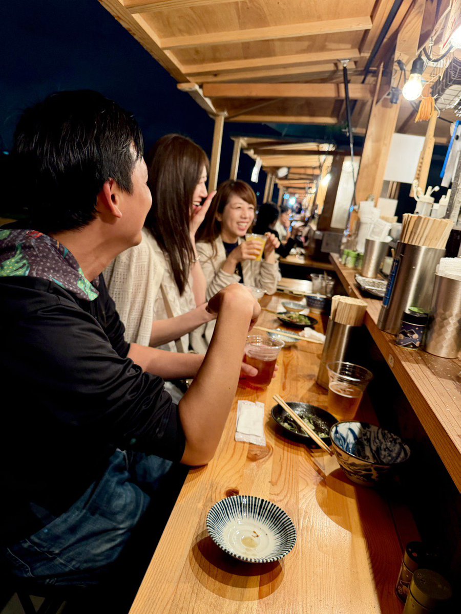 SSDS_StockSun's tweet photo. 【ミナモ十三で飲もう】開催しました！

9/29(火)は大阪・十三に4名が集合。屋外のカウンターでお酒や食事を楽しみながら交流しました。

大人数の交流会だけでなく、少人数で食事をする集まりもサロンの活動のひとつです。大阪でメンバーとのつながりを増やしたい方は、地域会の情報もチェックしてみてください。

今後も業種別・地域別など、さまざまな交流会を開催していきます！

▼StockSunサロンの活動内容・参加方法はこちら
https://t.co/rBHJ3uEjmu