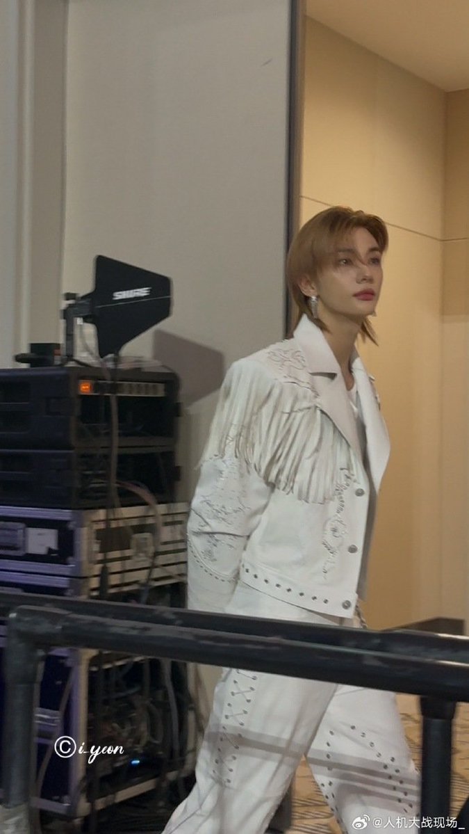 ziphne's tweet photo. A nonfan shared their experience seeing Hyunjin at the 2025 SBS Gayo Daejeon Blue Carpet:

“I’m not a fan, but I clearly remember being absolutely blown away by his visuals the moment he walked in. He really stands out in the group. Most importantly, he had such a good attitude. My friend and I aren’t even his fans, but he kept giving us fanservice the whole time. I instantly became a casual fan.”

(Note: OP clarified that pic 2 is completely unedited and is a direct screenshot from a video, while pic 1 only had a slight quality enhancement)

#현진 #Hyunjin