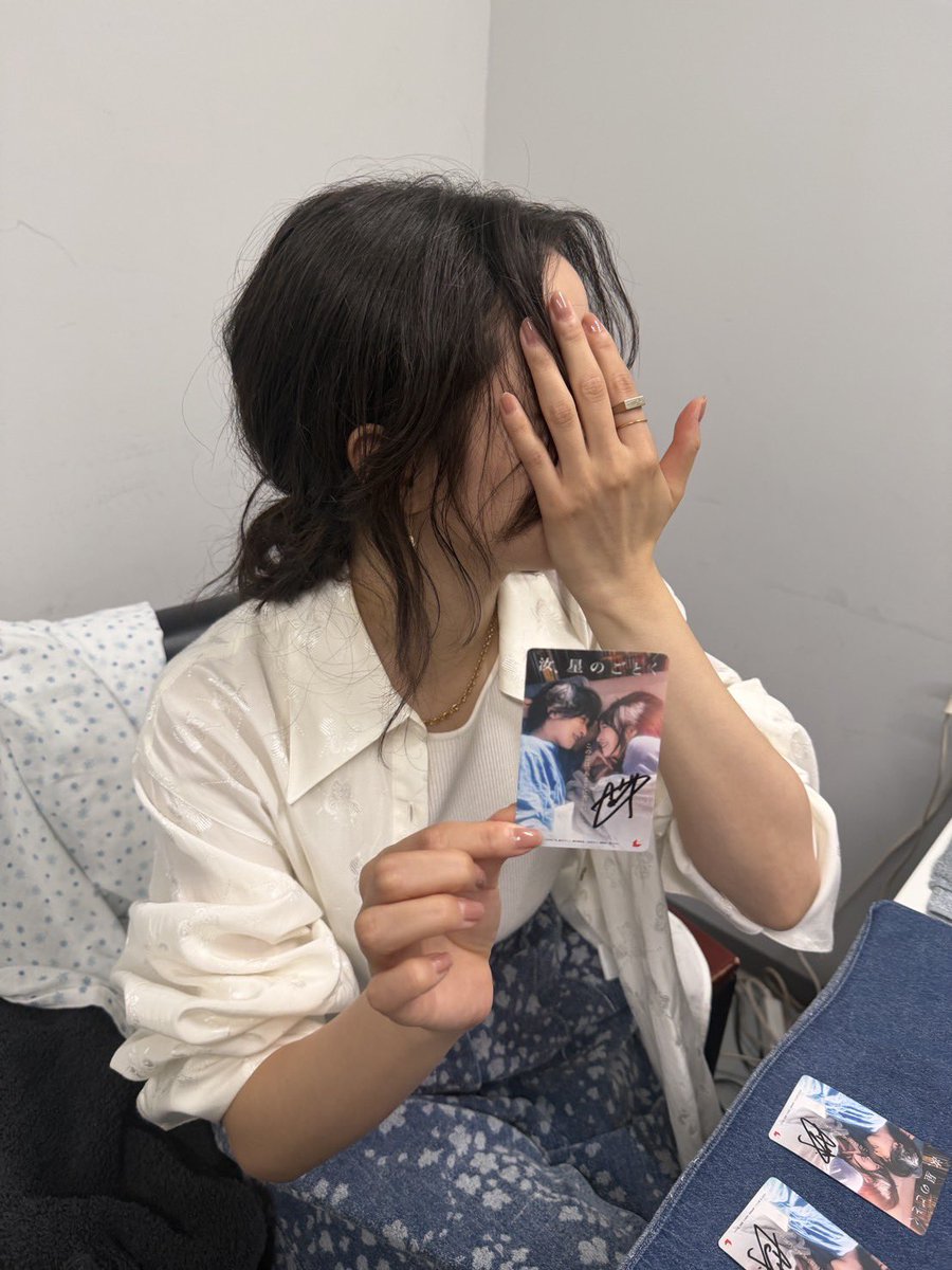 foster_fplus's tweet photo. プレゼントキャンペーンにご応募いただきありがとうございます❗️

プレゼント企画第三弾🎁
10/9(金)公開
映画「汝、星のごとく」

広瀬すず直筆サイン入りムビチケ&amp;映画公式グッズを只今発送中🚚
心を込めてサインさせていただきました✨

映画公開もお楽しみに🎬
#広瀬すず https://t.co/vHNtoDDBtQ