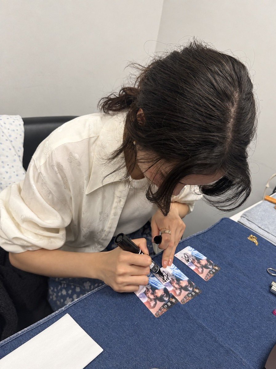 foster_fplus's tweet photo. プレゼントキャンペーンにご応募いただきありがとうございます❗️

プレゼント企画第三弾🎁
10/9(金)公開
映画「汝、星のごとく」

広瀬すず直筆サイン入りムビチケ&amp;映画公式グッズを只今発送中🚚
心を込めてサインさせていただきました✨

映画公開もお楽しみに🎬
#広瀬すず https://t.co/vHNtoDDBtQ