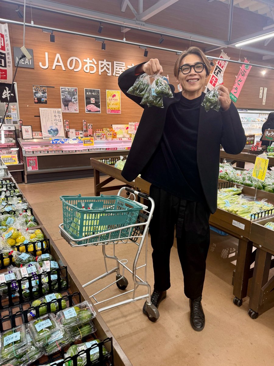 junretsu_gogami's tweet photo. コンサート終了後お買い物。
『FUKUYAMAふくふく市』にお邪魔しました。

地元の作物がたくさん。
無邪気に新鮮なお野菜に興奮する白川さん。

生活圏にこんなお店あったらたまらないよなぁ。 https://t.co/4uPBoMuztj