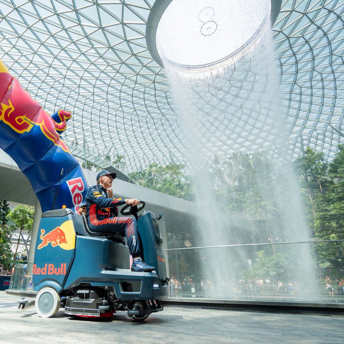 VerstappenCOM's tweet photo. Scrubbing into the Singapore Grand Prix week 🧹

#SingaporeGP https://t.co/L0jas8Ta34