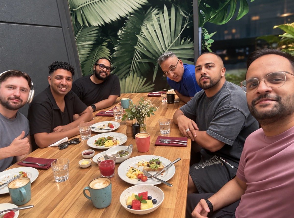 arts_dao's tweet photo. Arts Dao travelling tribe breakfast gang https://t.co/xiSF5qFn4O