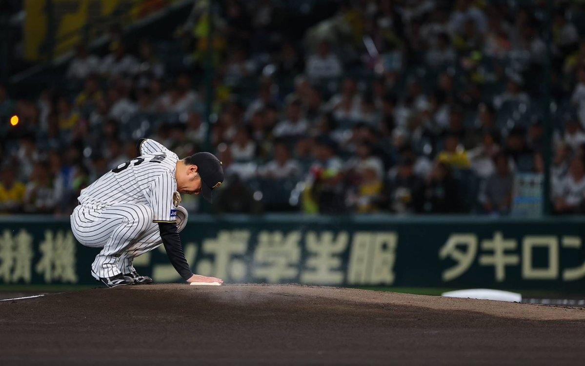 NikkanNaruohama's tweet photo. ２回１死まで投げて交代となりました。ラストマウンド。まだまだ投げられそうにも見えますがご本人の決断です😢
名コンビだった捕手の梅野隆太郎選手のほか、この試合ではドラフト18年組の近本光司選手、木浪聖也選手、小幡竜平選手がスタメン。
阪神入団の「同期」です✨️
#西勇輝 https://t.co/QXFVCLulGa