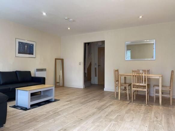 LookProperty's tweet photo. FOR SALE 🏡

Onyx Mews, E15 📍

£333,000 💷

- Two double bedroom maisonette
- Two bathrooms &amp; Cloakroom
- Secure parking space
- Easy to Stratford Westfield Shopping Centre
- Near Stratford Station
- Onsite Gymnasium &amp; Concierge
- Gated Development 

https://t.co/8820joOxvl https://t.co/4ZOZ0pWOje