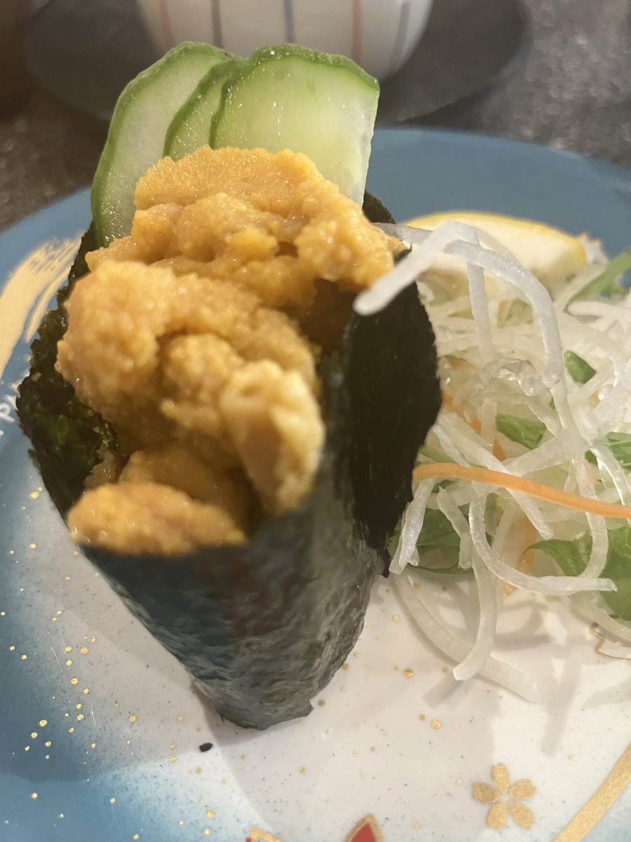 wataleiro's tweet photo. お昼に職場の人にお寿司連れていってもらったんだけど
おみやげも！！
って家族の分まで買って��いた
ありがとう

今日は晩御飯担当だったので肉とサラダだけ作った☺️ https://t.co/WUKn4E6FaJ