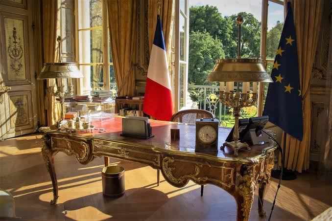 ZeClint's tweet photo. Y'a des mecs, qui bossent dans des bureaux dont les moulures et les dorures au plafond ont été réalisées par les plus grands artisans Francais . Ils bossent sur un bureau en marqueterie Louis XV.

Et ils se disent : Tiens , importons 10 M de cassos venus du Sud de la Méditerranée et d'Afghanistan ... c'est sur que ca va améliorer les choses !!!