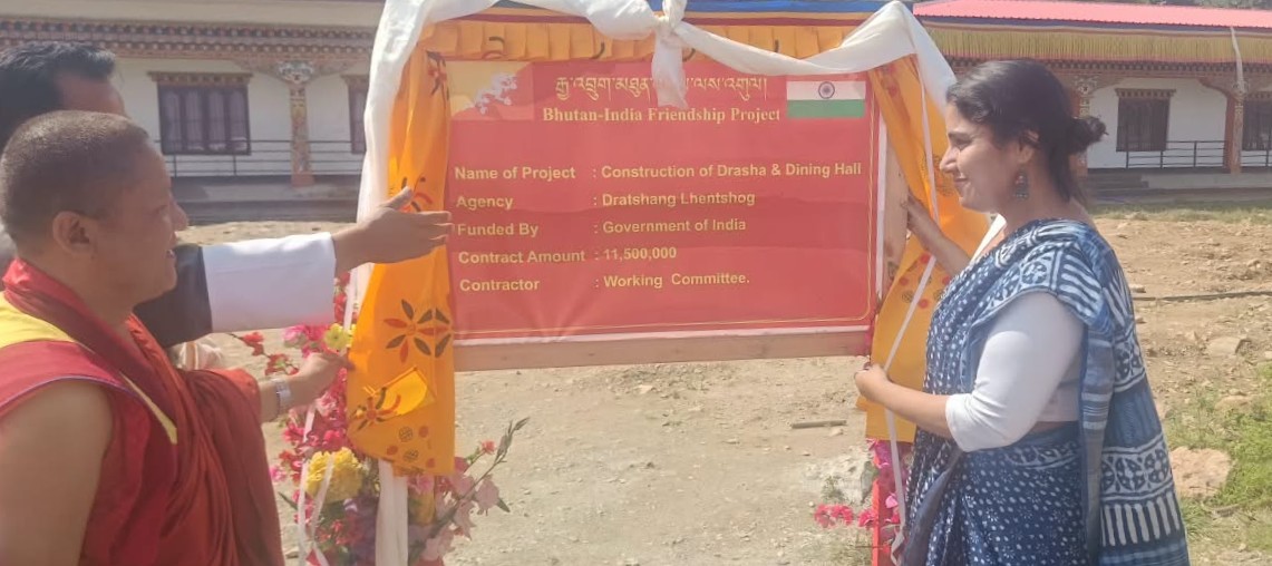 IndiainBhutanCG's tweet photo. Consul General Ms. Sucheta Chatterjee attended the inauguration ceremony of the newly completed Drasha and Dining Hall at Dorokha Gathselling Dratshang, Samtse.

#DevelopmentPartnership #SamtseDzongkhag https://t.co/b0zgQpPsQs