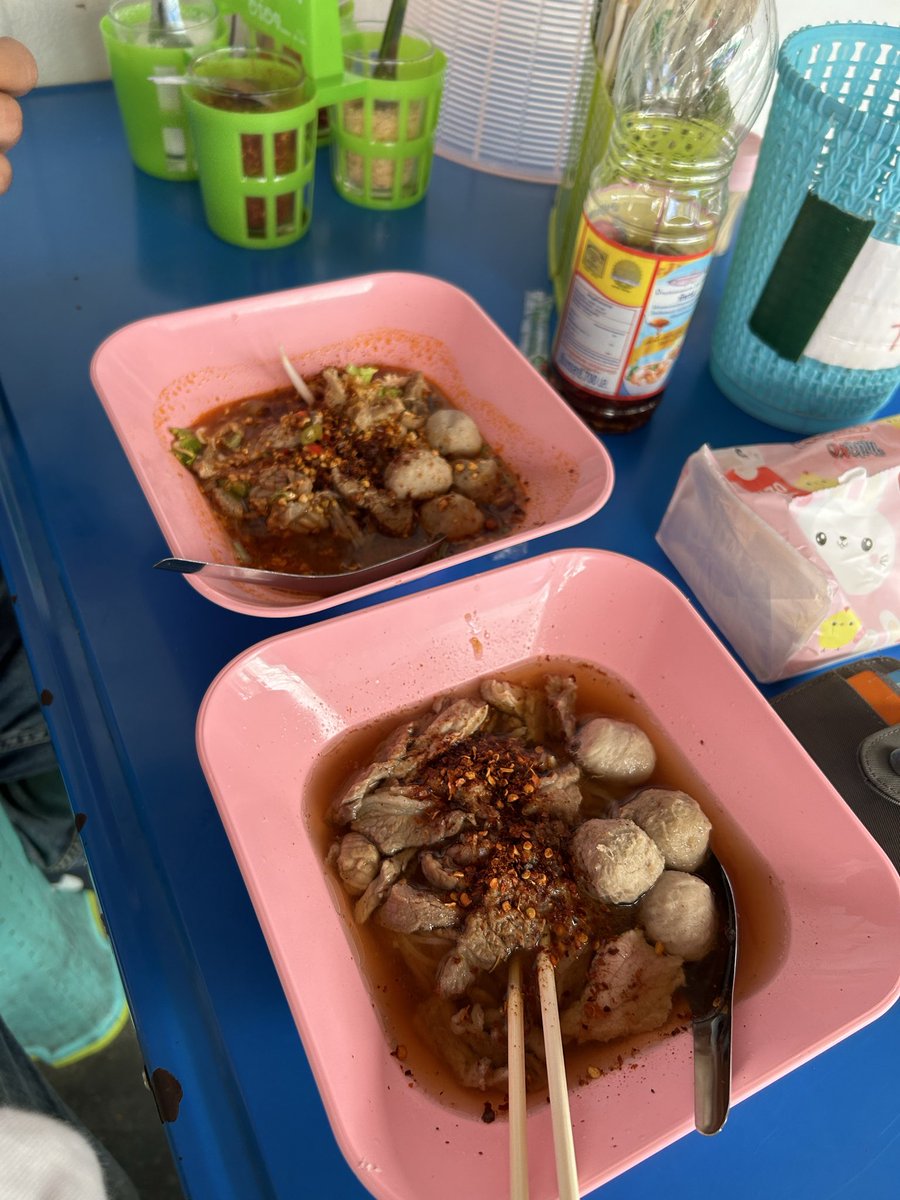 ichandsn's tweet photo. Makan bakso dipattaya sama dicipete beda yaa, bedanya gaada kamunya aja https://t.co/t2QZ4FEMix