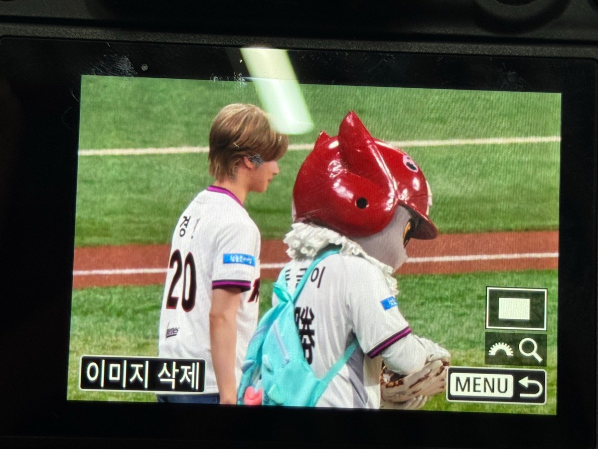 TWSx0122's tweet photo. 경민이 첫 시구 너무 잘 했어 복복 🫳 https://t.co/bQ12wp6gew