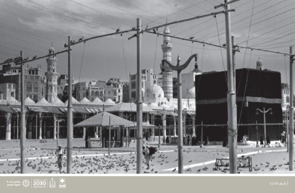 HTHM_KSA's tweet photo. صورة تاريخية للكعبة المشرفة وساحة المسجد الحرام، التقطها المصوّر محمد حلمي عام 1947م، تُظهر أعمدة الإنارة المنتشرة في صحن الحرم ضمن جهود الملك عبدالعزيز -طيب الله ثراه- في إضاءة المسجد ومرافقه.

#تاريخ_الحج_والحرمين_الشريفين https://t.co/TjKO8utdbv