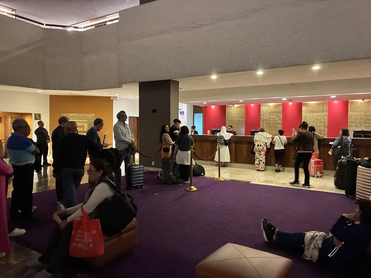 siul_miranda's tweet photo. Vuelo @Iberia Iberia IB0312 México - Madrid cancelado sin razones. Llamadas interminables en el teléfono, días de espera para el próximo vuelo y sin una compensación clara. Es horrible el servicio @Profeco https://t.co/5QdAmfY7Ym