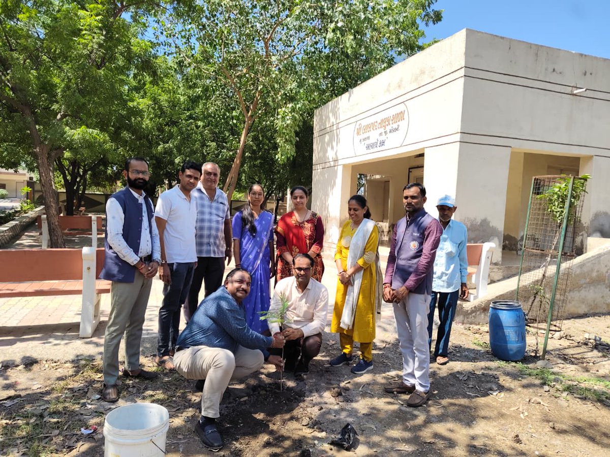 WcoMorbi's tweet photo. સ્વચ્છતા સેવા સંકલ્પ અભિયાન અંતર્ગત જિલ્લા મહિલા અને બાળ અધિકારીની કચેરી, મોરબીના દ્વારા તા. 03/10/2026ના રોજ મોરબી જિલ્લાના લાલપર ગામ ખાતે સ્વચ્છતા અભિયાન અને વૃક્ષારોપણ કાર્યક્રમનું આયોજન કરવામાં આવ્યું હતું. https://t.co/IGF2erVySn
