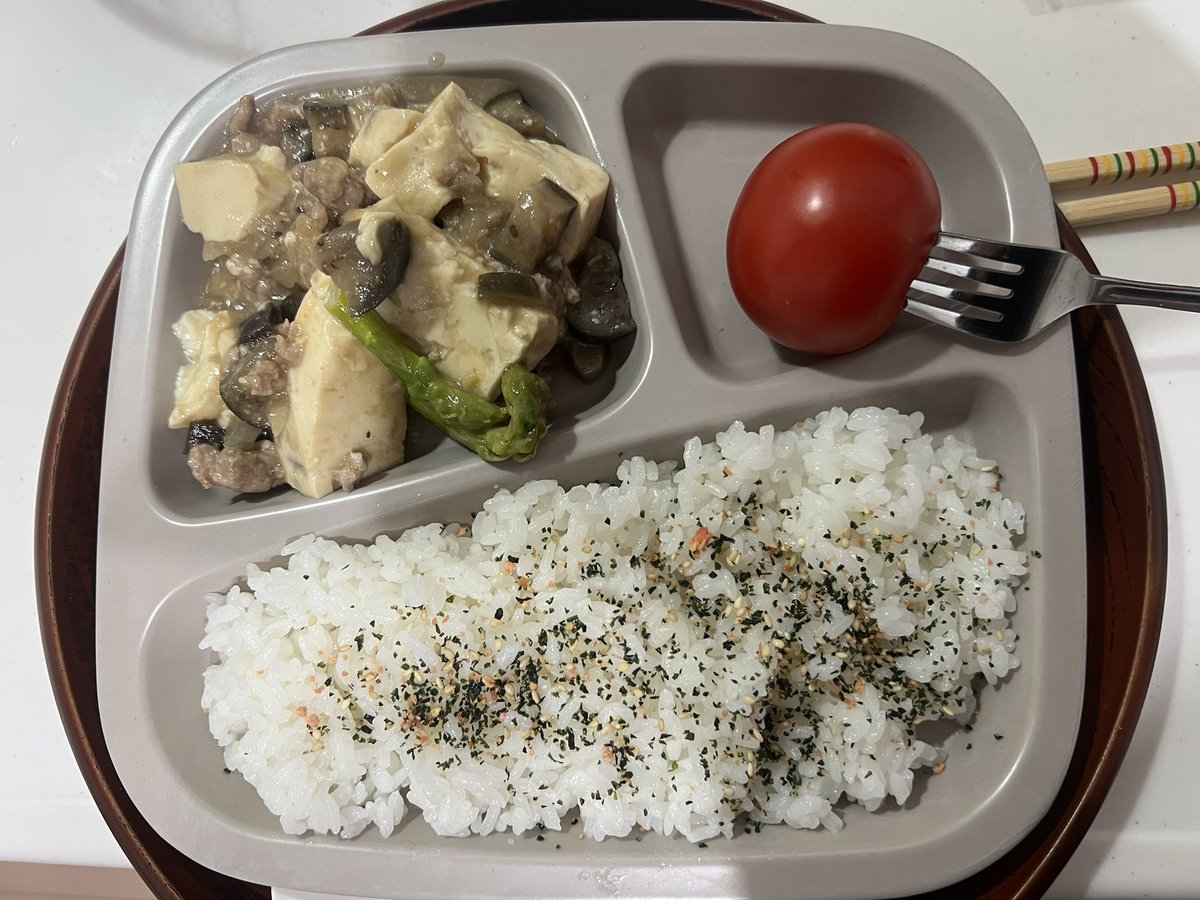 RViHF5SnqB84737's tweet photo. 小2のバンゴハーン‼️
麻婆豆腐だけど、全く辛く無いやつ‼️

#料理
#晩御飯
#今日の晩御飯
#おうちごはん https://t.co/Zz463xFYTh