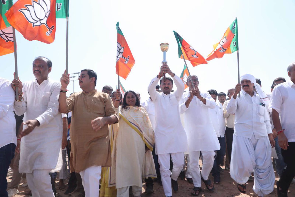 VinodChavdaBJP's tweet photo. એક જ્યોતિ… અનેક સંકલ્પો…
રાષ્ટ્રસેવાના 25 વર્ષ અને વિકસિત ભારતનું સ્વપ્ન 🇮🇳

દેશના યશસ્વી પ્રધાનમંત્રી શ્રી @narendramodi સાહેબના રાષ્ટ્રસેવા અને જનસેવાના 25 ગૌરવપૂર્ણ વર્ષ પૂર્ણ થવાના અવસરે આજે ભુજ શહેરમાં લાલન કોલેજથી જ્યુબિલી સર્કલ સુધી યોજાયેલી ‘સેવા જ્યોતિ યાત્રા’ માં ઉપસ્થિત રહી આદરણીય પ્રધાનમંત્રી શ્રી નરેન્દ્રભાઈ મોદી સાહેબની જાહેર જીવનની 25 વર્ષની સેવાયાત્રાને નમન કરી રાષ્ટ્રનિર્માણ અને વિકસિત ભારતના સંકલ્પને સાકાર કરવાનો સંકલ્પ વધુ મજબૂત કર્યો..

સેવા, સંકલ્પ અને રાષ્ટ્રસમર્પણ સાથે…
વિકસિત ભારત તરફ અવિરત યાત્રા 🇮🇳. (1/1)