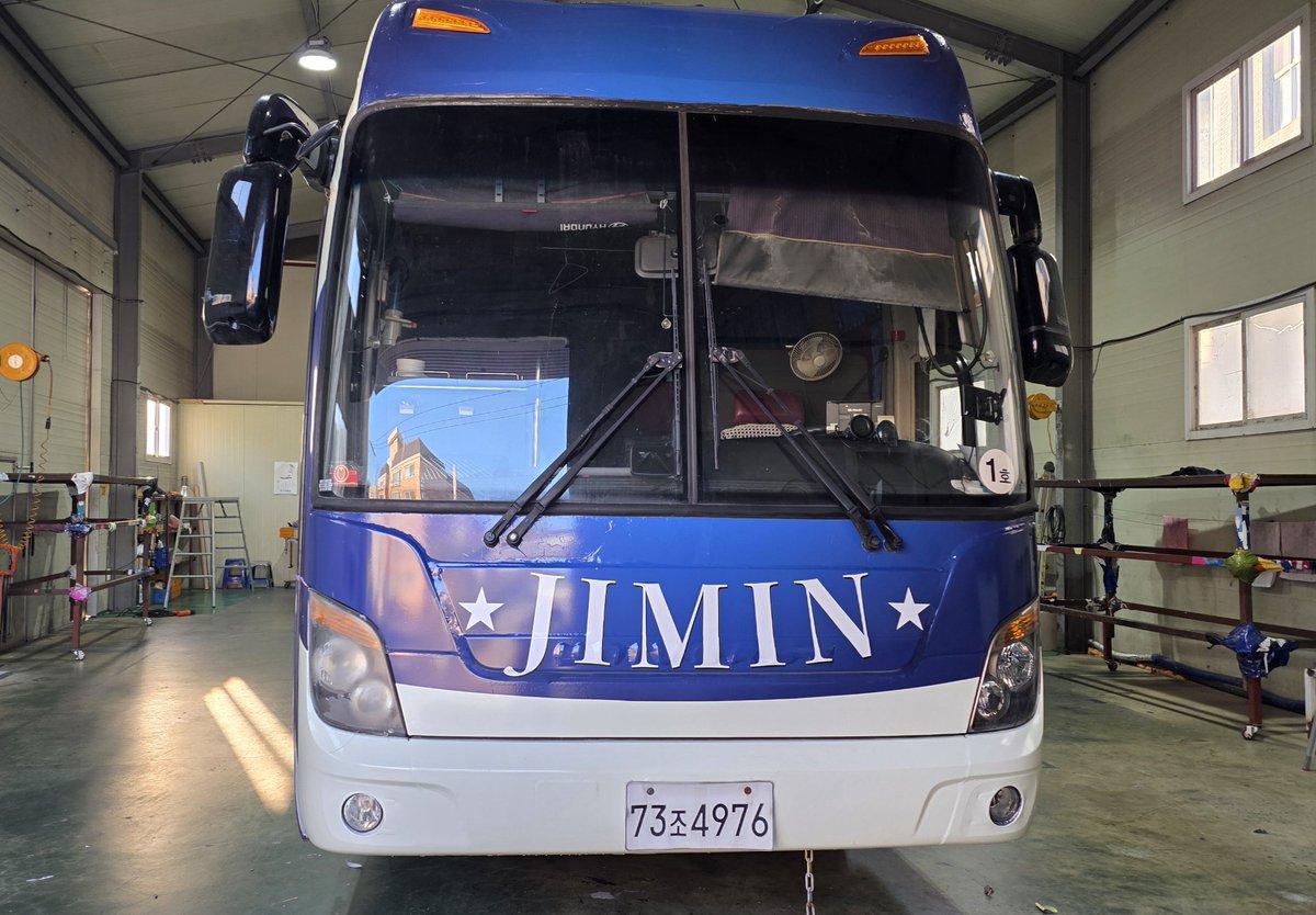 JiminOnApple_Ko's tweet photo. <BE GOOD, BE LIKE JIMIN WRAPPING BUS> 랩핑 작업이 완료되었습니다.

많은 분들이 지민버스를 보시고 즐거운 짐토버를 보내시길 💛

@PARKJIMINJAPAN
@PJM_Hungary
@TEAMJIMINAU
@JIMIN_RECORD13

#HappyJimtober2026
#지민애플뮤직팀 https://t.co/9DNSynV3Ll