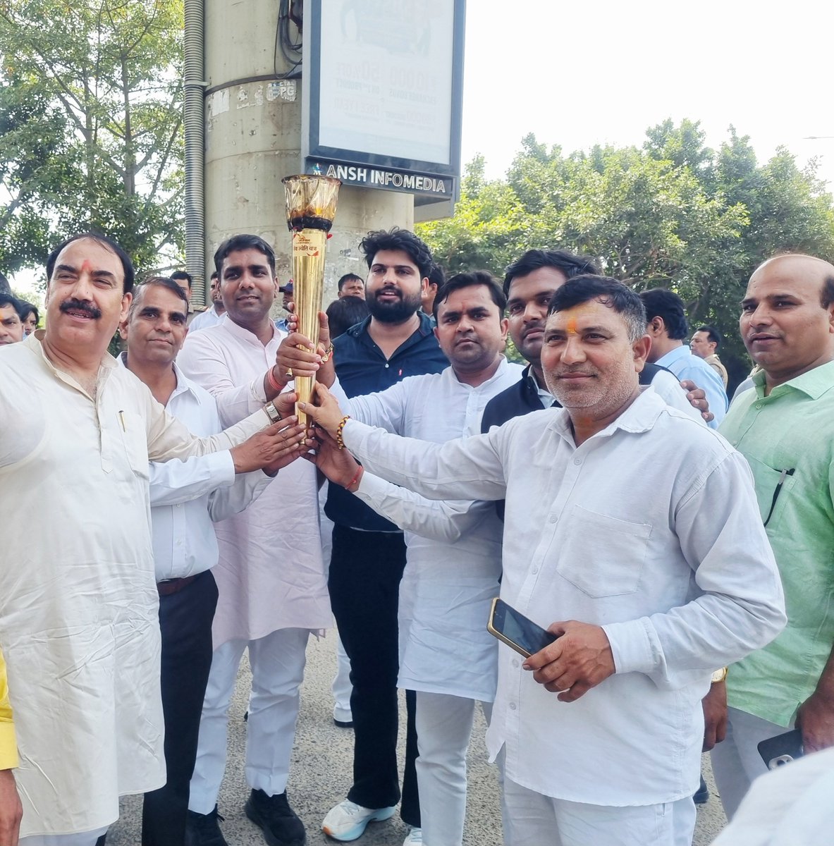 rkshsharma's tweet photo. *25 वर्ष - सेवा और संकल्प 🙏*

आदरणीय प्रधानमंत्री श्री Narendra Modi जी के 25 वर्ष राष्ट्रसेवा पूर्ण होने पर ग्रेटर नोएडा जिलाध्यक्ष आदरणीय अभिषेक शर्मा जी के नेतृत्व मे सेवा ज्योति यात्रा* में मुख्य अतिथि के रूप में केंद्रीय मंत्री श्री J.P. Nadda जी का मार्गदर्शन प्राप्त हुआ। https://t.co/RpuLGcxbTW